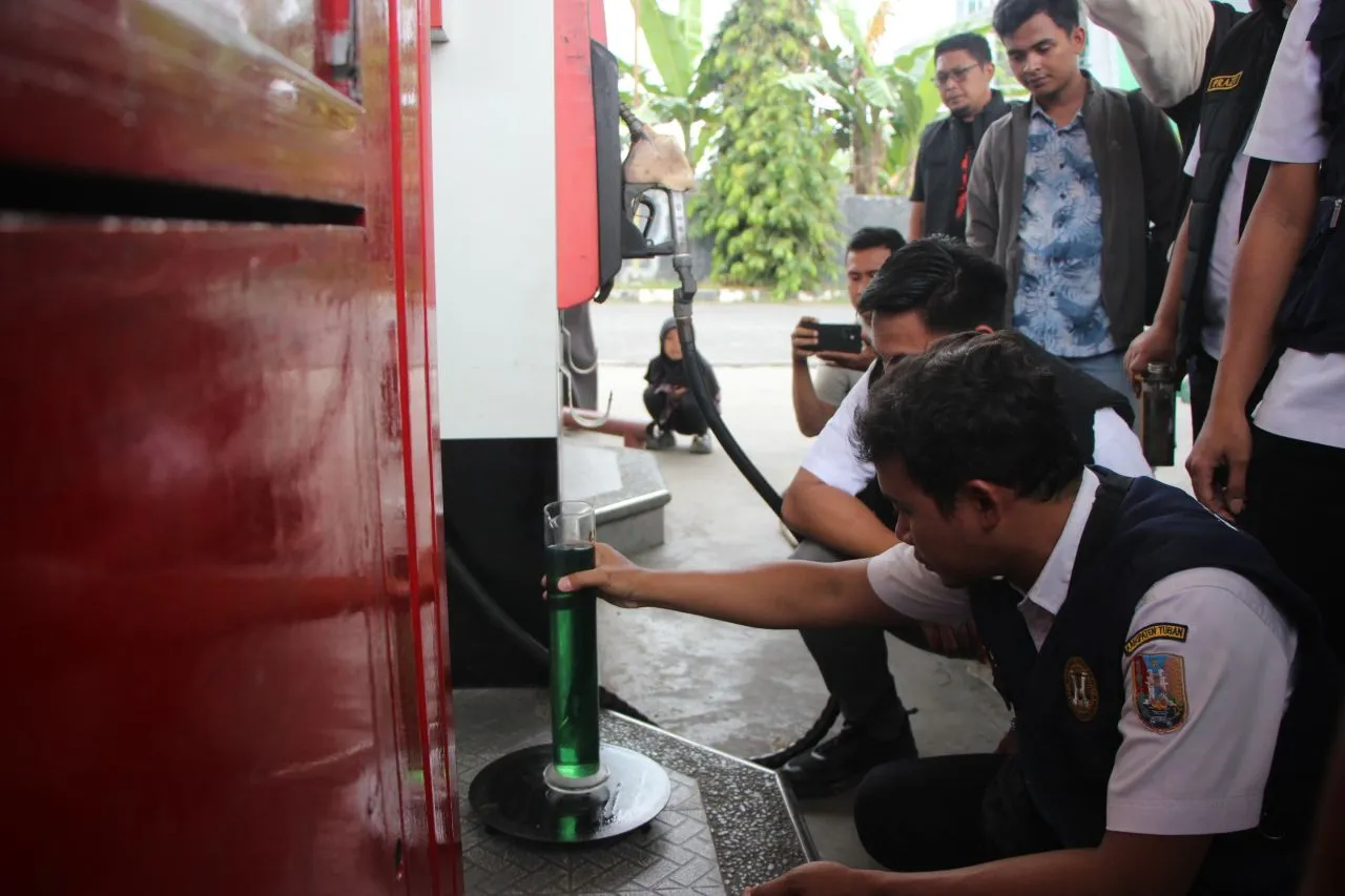 Polres Tuban Bersama Diskopumdag Cek SPBU Respon Keluhan Masyarakat terkait BBM