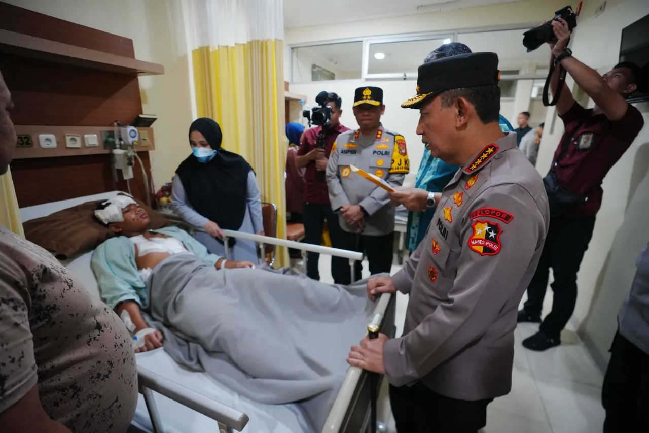 Kapolri Kunjungi Korban Ledakan SMAN 72 di RSI Cempaka Putih