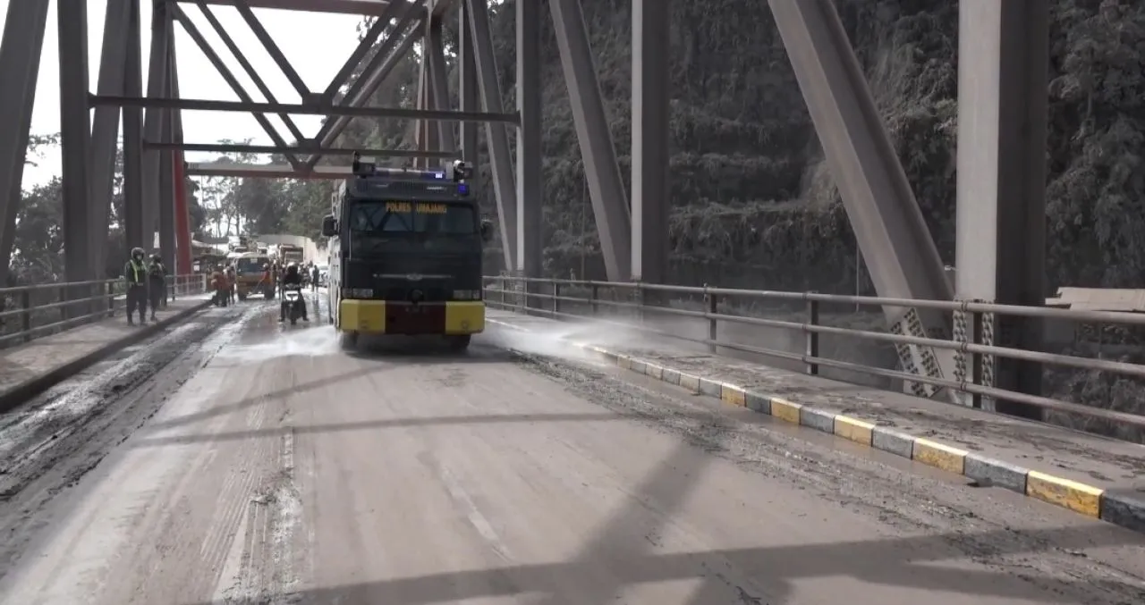 Polisi Kerahkan Water Cannon Bersihkan Jembatan Besuk Kobo'an Lumajang
