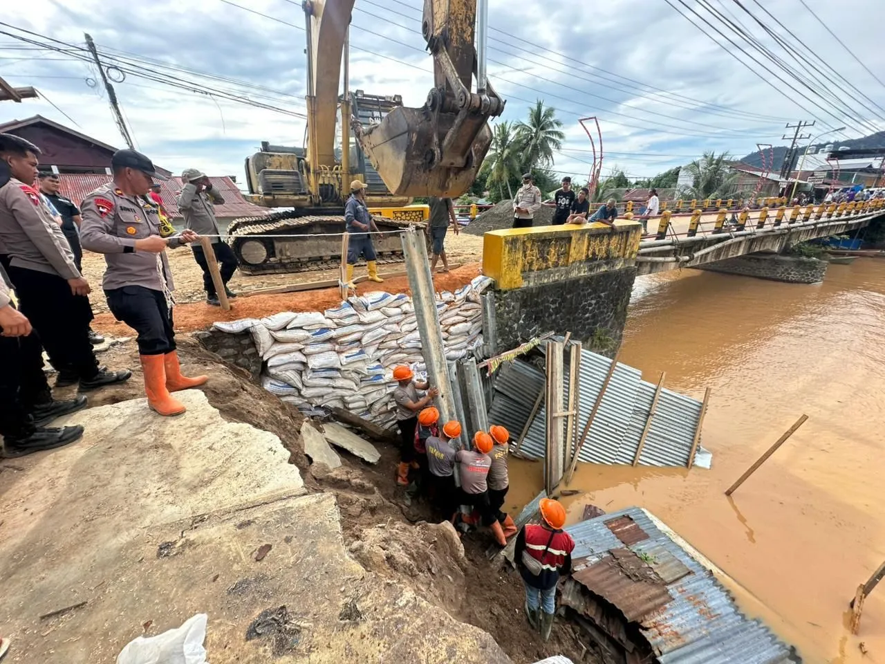 Kolaborasi Polri dan Masyarakat Sukses Pulihkan Jembatan Pandan Tapanuli Tengah