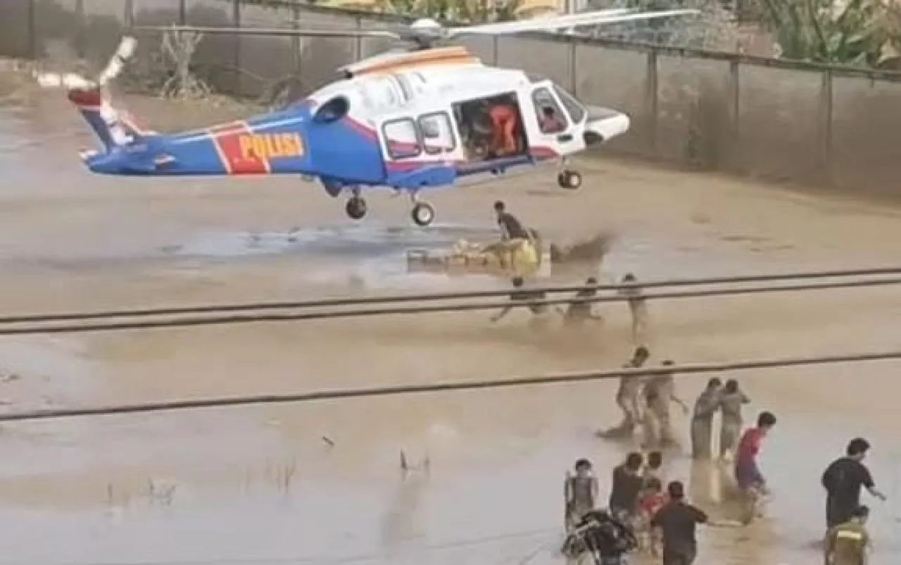Helikopter Polri Berhasil Dropping Bantuan di Aceh Tamiang