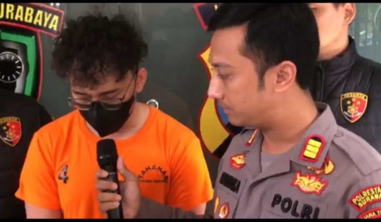 Tersangka M-I di Mapolsek Genteng Surabaya