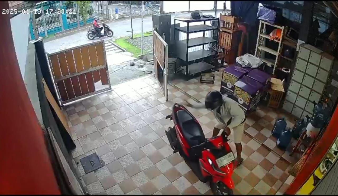 Pelaku curanmor menggasak motor yang di parkir di teras rumah warga