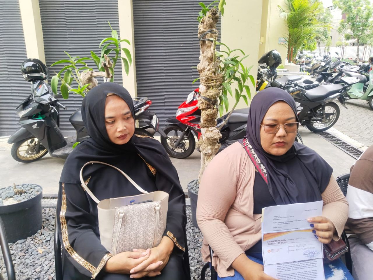Isa Kristina dan anaknya Tri Utami di SPKT Polda Jatim