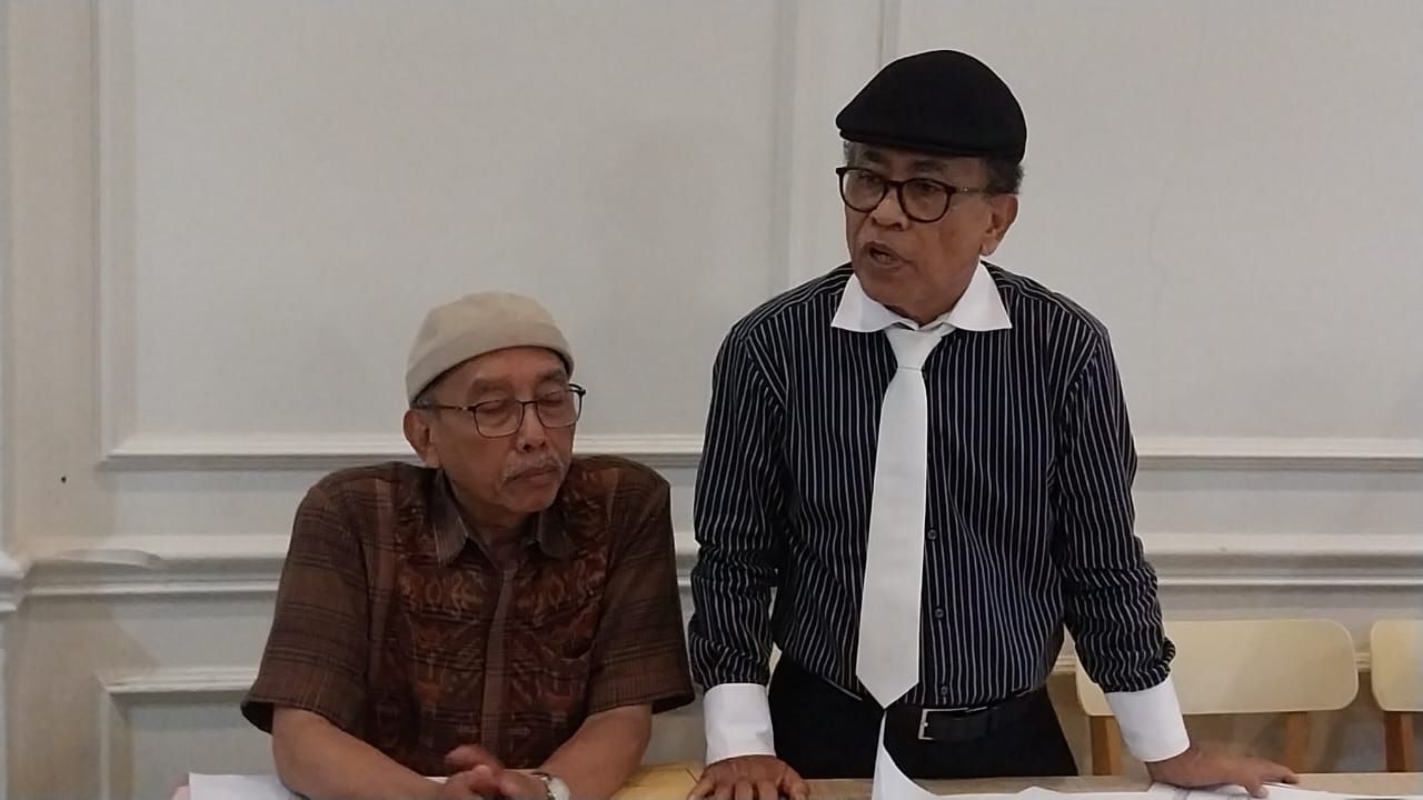 Kuasa hukum Yayasan Trisila, Sudiman Sidabukke (kanan).