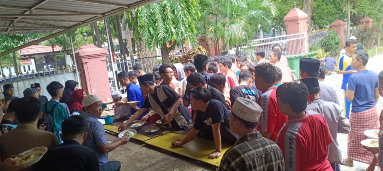 Para jama'ah antusia mengambil makan gratis usai shalat jum'at di PN Surabaya