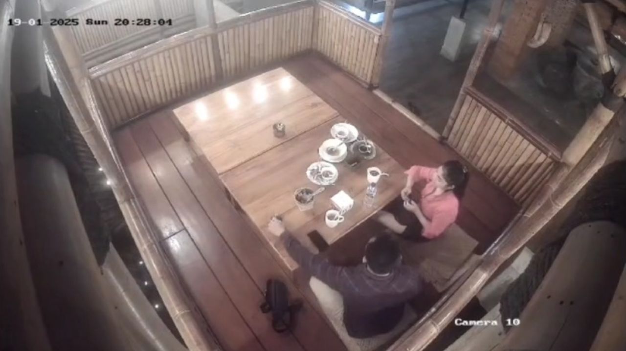 Rekaman cctv tersangka dan korban mutilasi Ngawi saat makan malam.