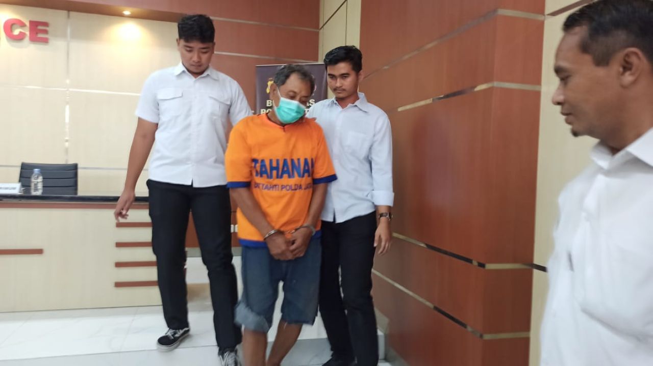 Tersangka NH usai dirilis di Mapolda Jatim.