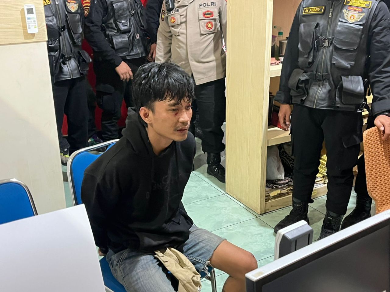 Terpergok saat beraksi, maling motor asal Bangkalan dijadikan samsak hidup warga.