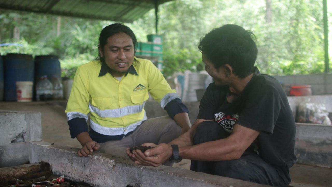 Pekerja BSI memdampingi masyarakat lokal untuk mengelola limbah organik.
