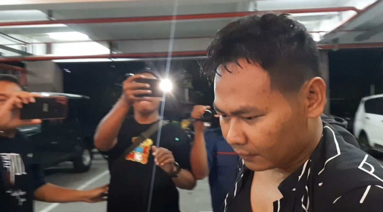 Tersangka R-T-H saat ditangkap tim Jatanras Polda Jatim.