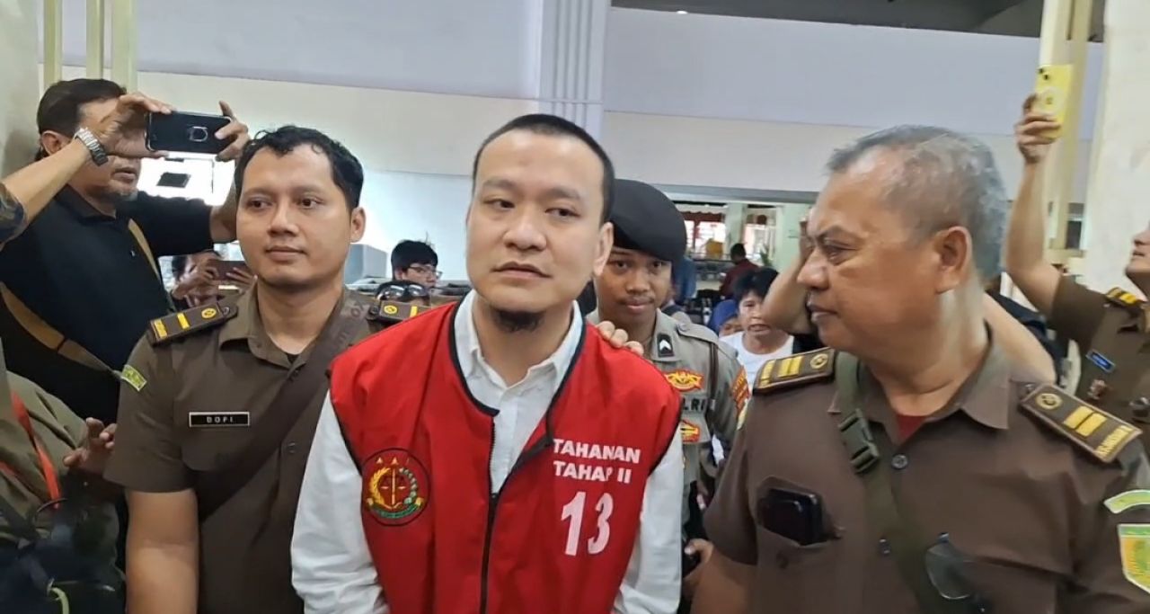Terdakwa Ivan Sugiamto digiring Jaksa menuju ruang sidang.