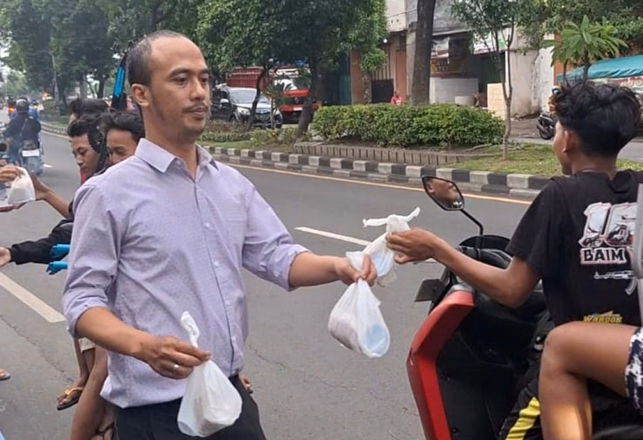 BRI Unit Demak Pererat Hubungan dengan Masyarakat Melalui Berbagi Takjil