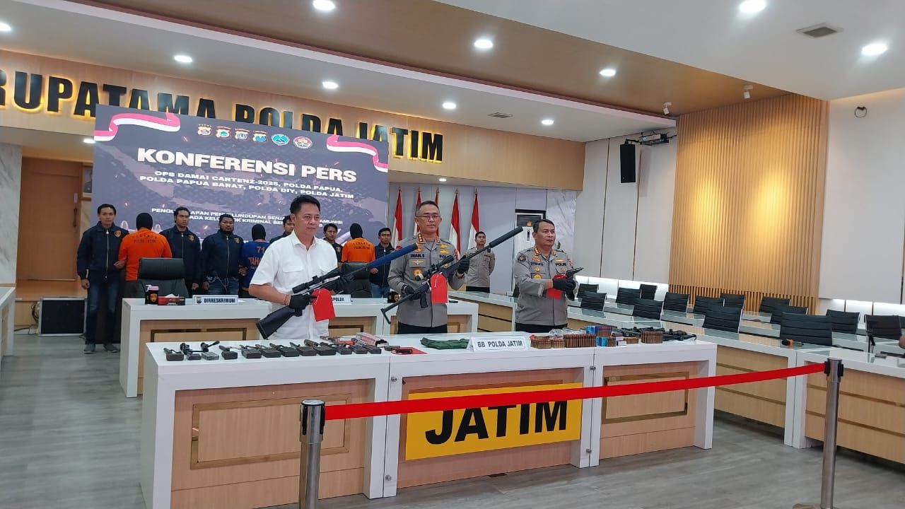 Kapolda Jatim Komjen Imam Sugianto (tengah) menunjukkan barang bukti senpi laras panjang