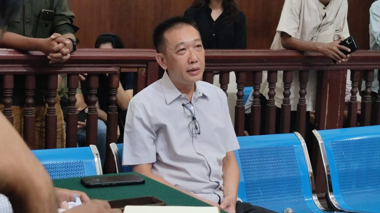 Dituntut 2,5 tahun, Hakim Tangguhkan status tahanan terdakwa Pudjihartono.
