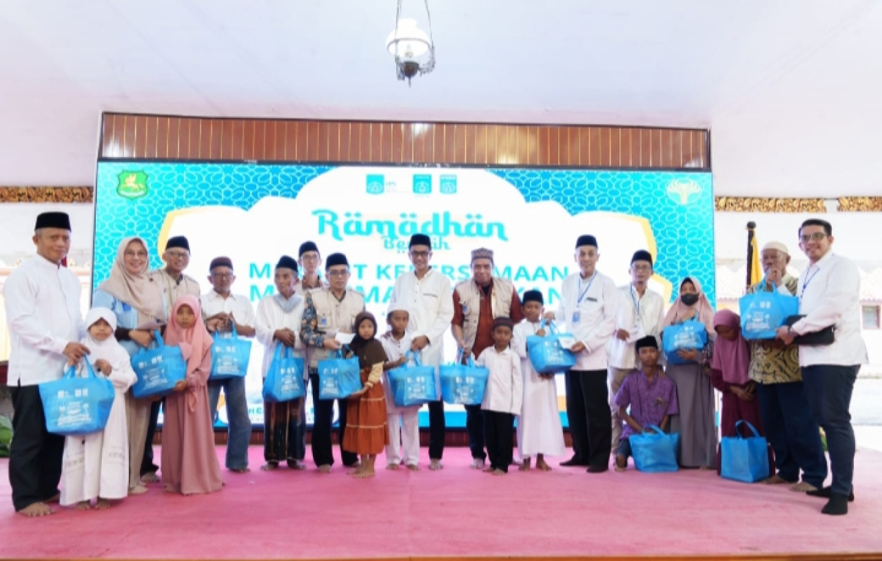 Alumni ITS Berbagi bahagia