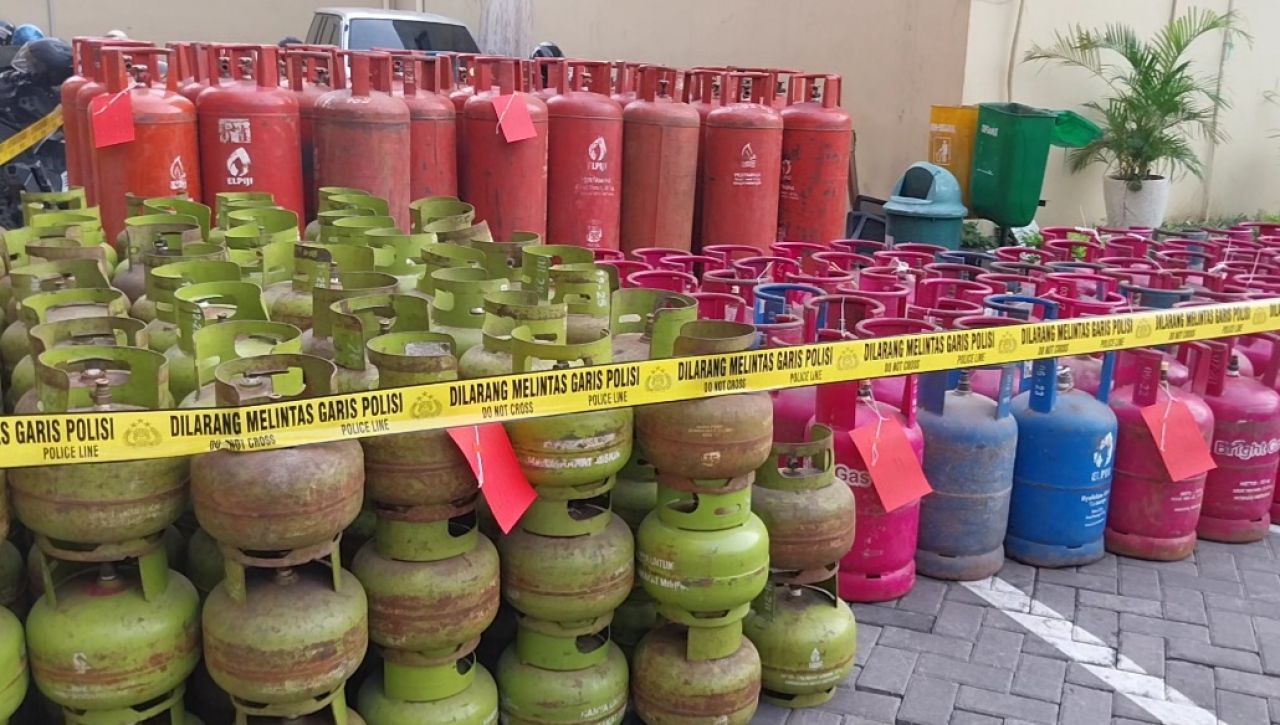 Barang bukti tabung gas elpiji di halaman gedung Ditreskrimsus Polda Jatim