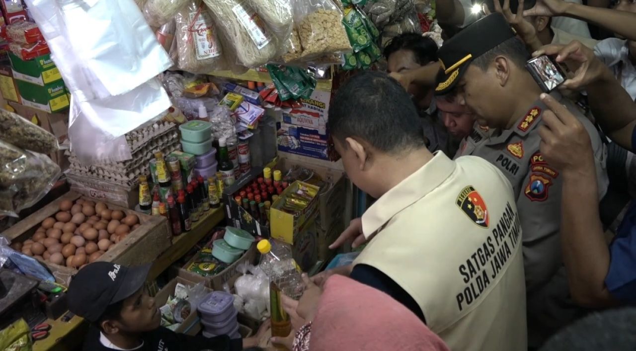 Satgas Pangan Polda Jatim ukur volume minyakita kemasan di Pasar Wonokromo Surabaya