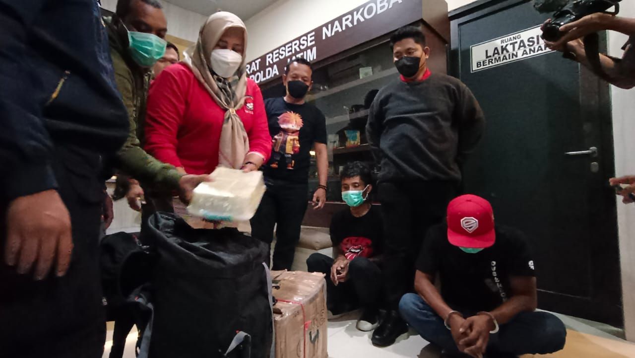 Dua pelaku (duduk) saat berada di gedung Ditresnarkoba Polda Jatim