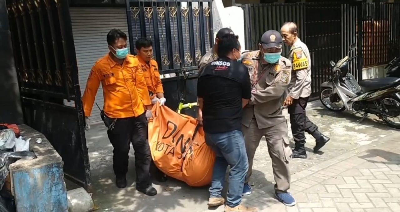Petugas evakuasi kedua jenazah dari kamar kos di lantai atas.