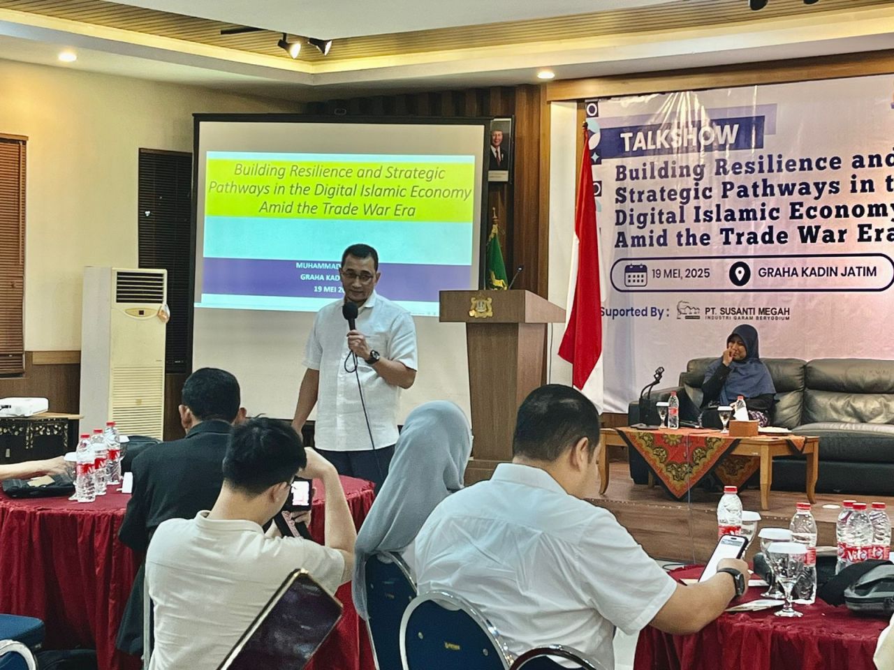 Prof. Dr. Muhammad Nafik Hadi Ryandono dan Clarashinta Canggih (duduk), saat menjadi pemateri di Graha Kadin Jatim Surabaya