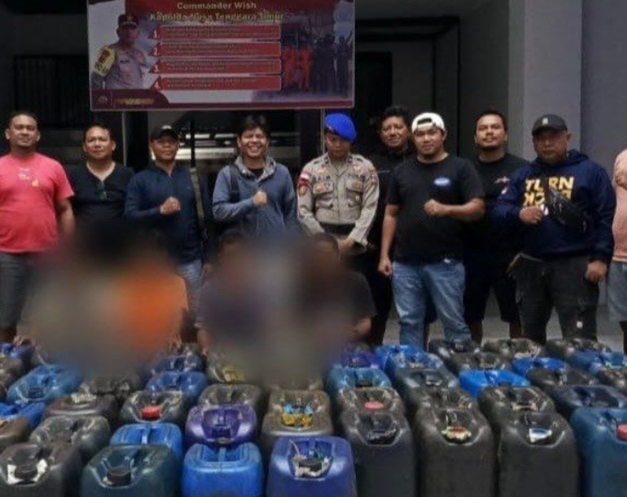 Bersama Barang Bukti 2,2 Ton BBM Ilegal yang Berhasil Diamankan di Labuan Bajo, Manggarai Barat, NTT.  (Dok: Humas Polres Mabar)
