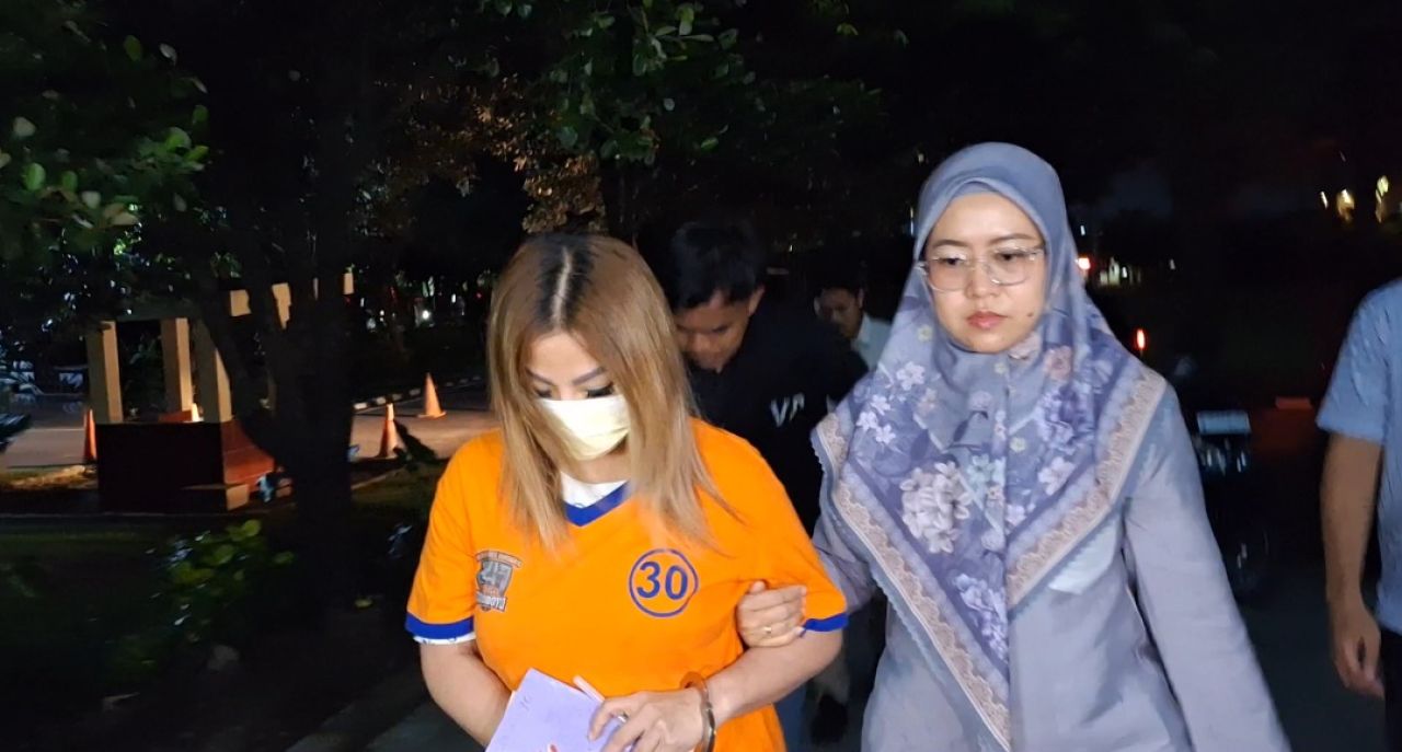 Tersangka Tjan Hwa Diana saat digelandang ke gedung Ditreskrimum Polda Jatim