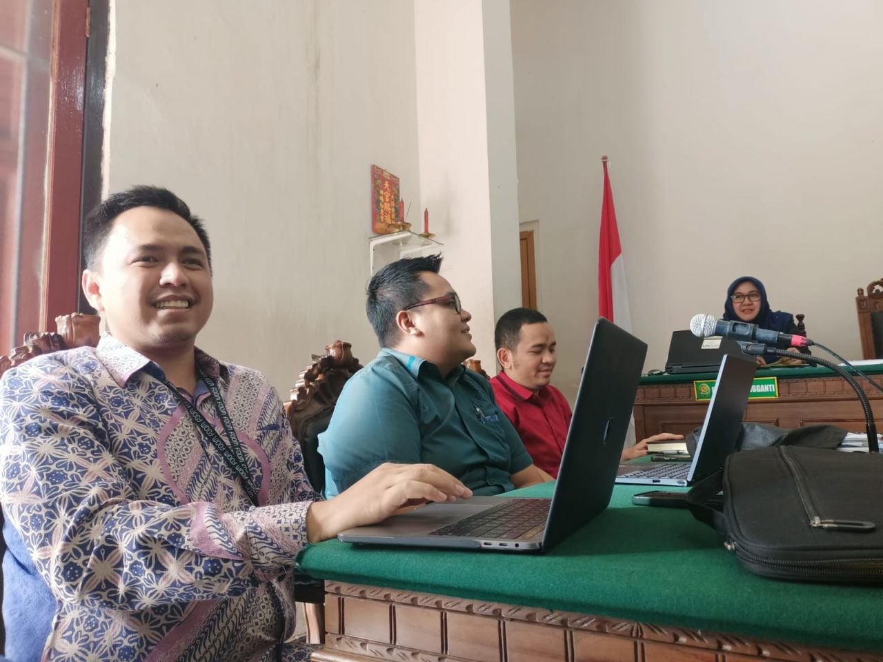 Kuasa hukum 44 warga Pulosari saat mengikuti persidangan