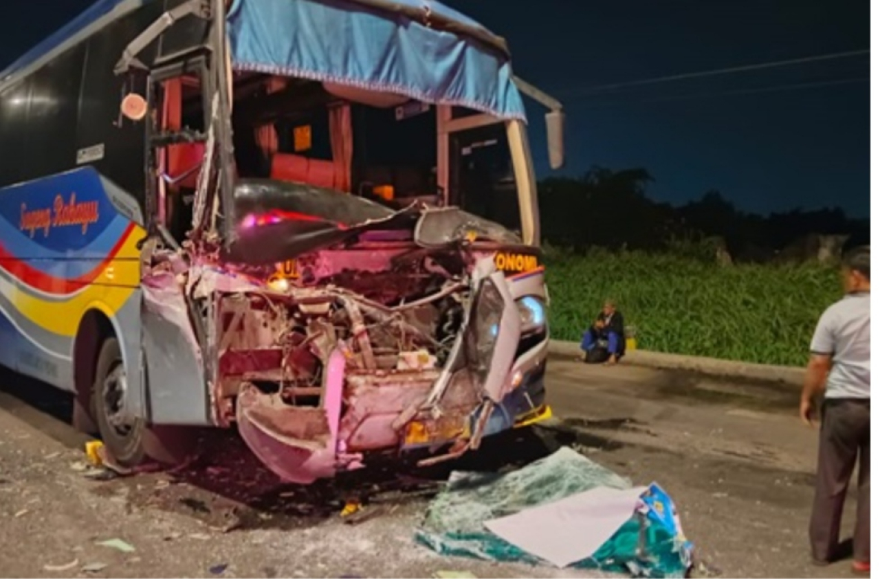 Diduga Kurang Konsentrasi, Supir Bus Rahayu Menabrak Belakang Truk Hingga Kaki Supir Patah