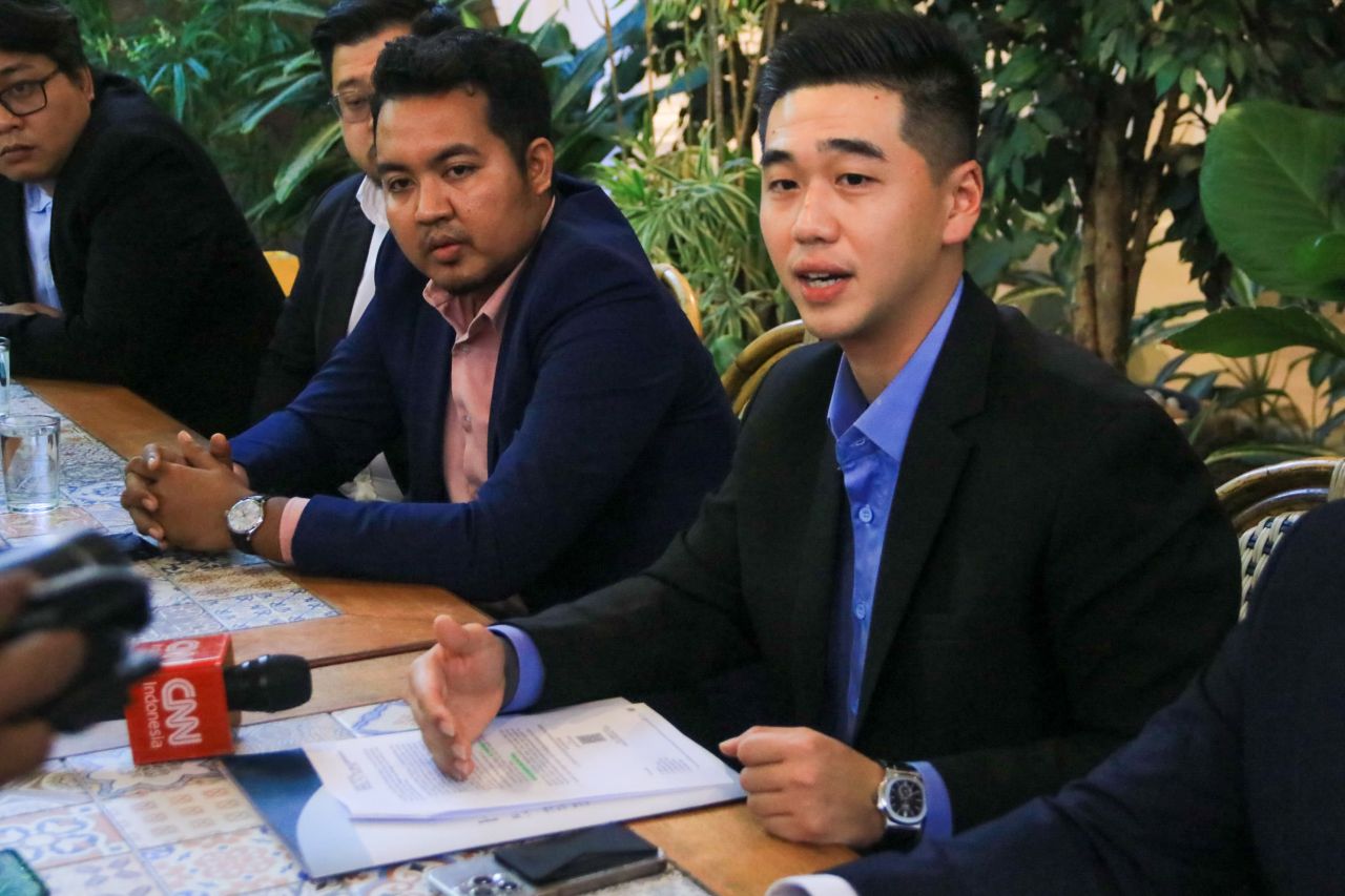 Kuasa hukum Nany Widjaja, Billy Handiwiyanto (kemeja biru) saat memberikan keterangan pers