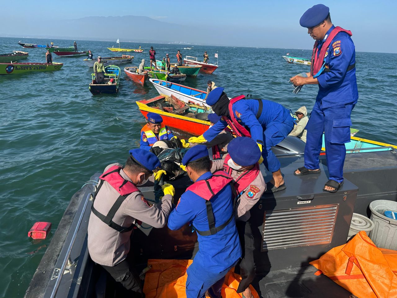 Tim Sar Ditpolairud evakuasi korban tenggelam