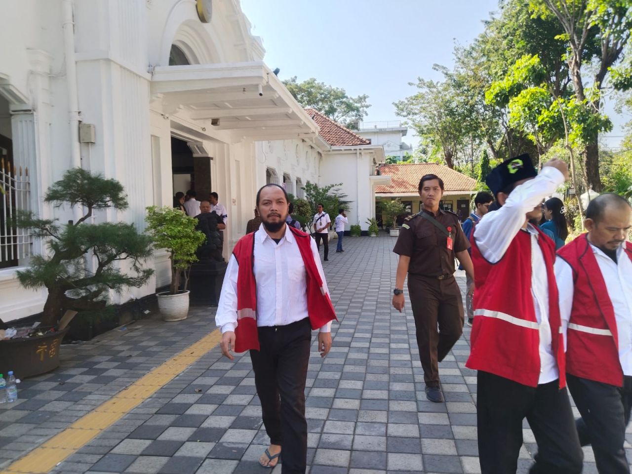 Terpidana Mustafa Risal berjalan santai menuju ruang tahanan tanpa diborgol