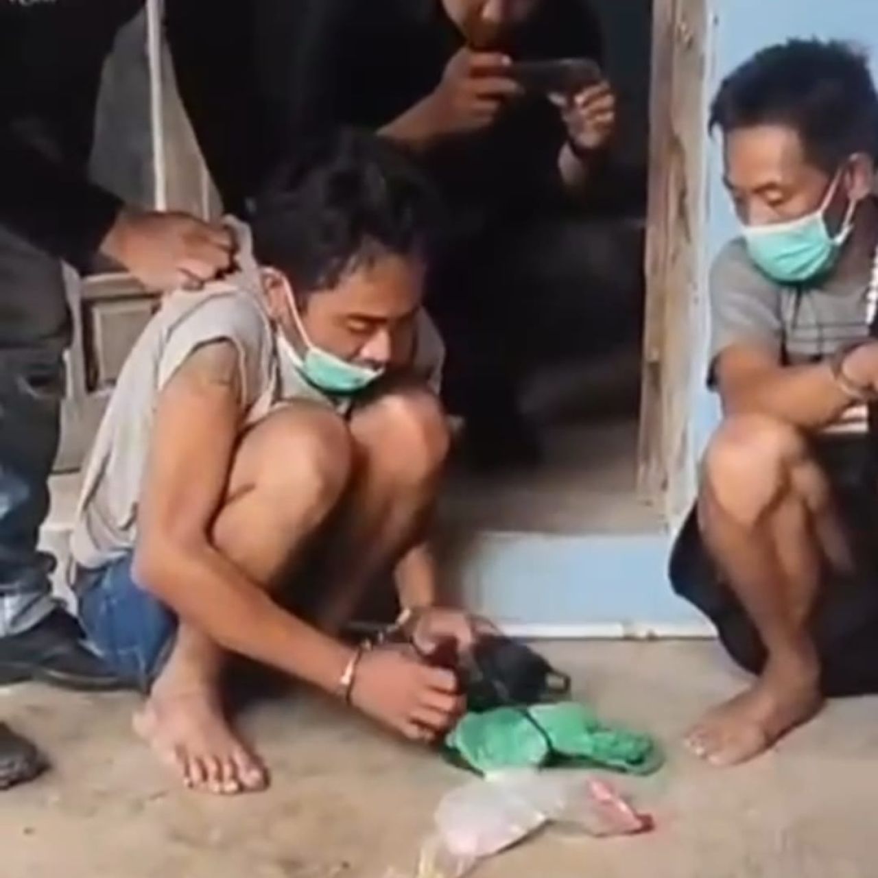 Kedua tersangka narkoba beserta barang bukti