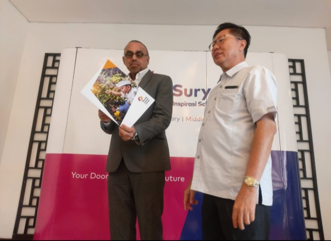 Suwardi Ketua Yayasan Surya Darma Laksana dan Jaspal Sidhu Pendiri SIS Group of School meresmikan SURYA INSPIRASI SCHOOL