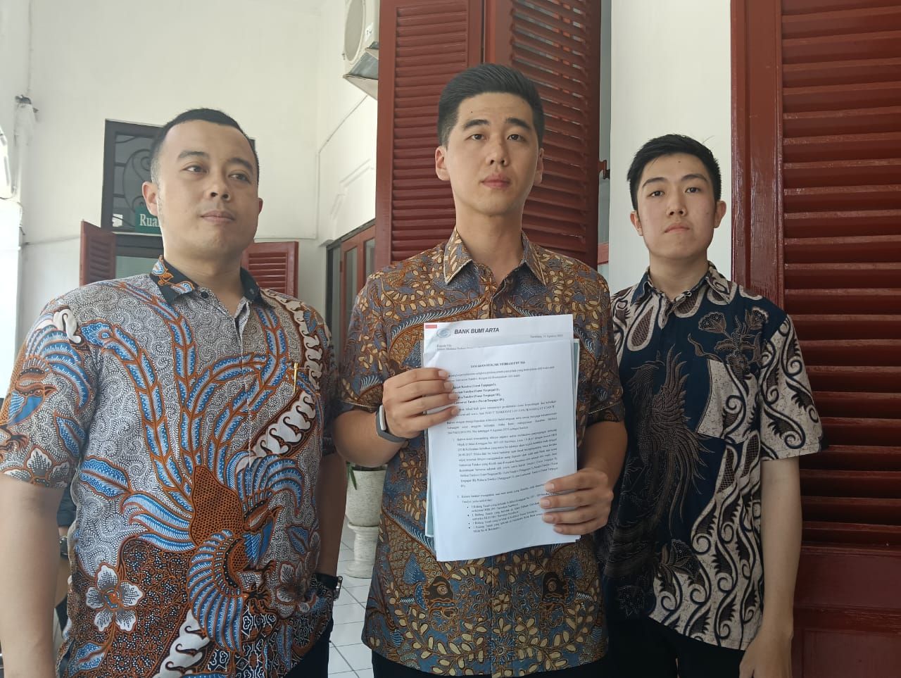 Foto : Billy Handiwiyanto dan Partner Usai Menggelar Mediasi di PN Surabaya