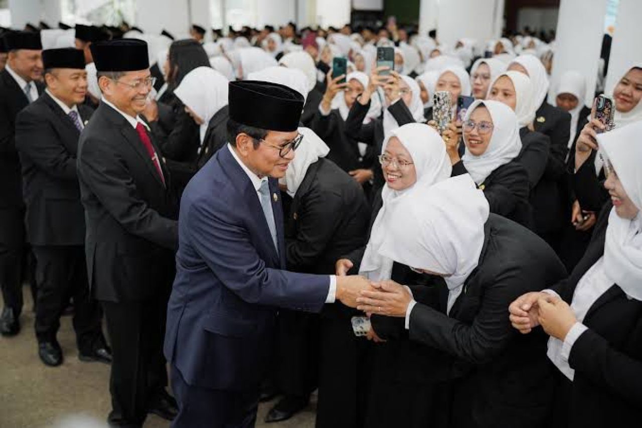 Gubernur DKI Jakarta Pramono Anung menyalami pegawai