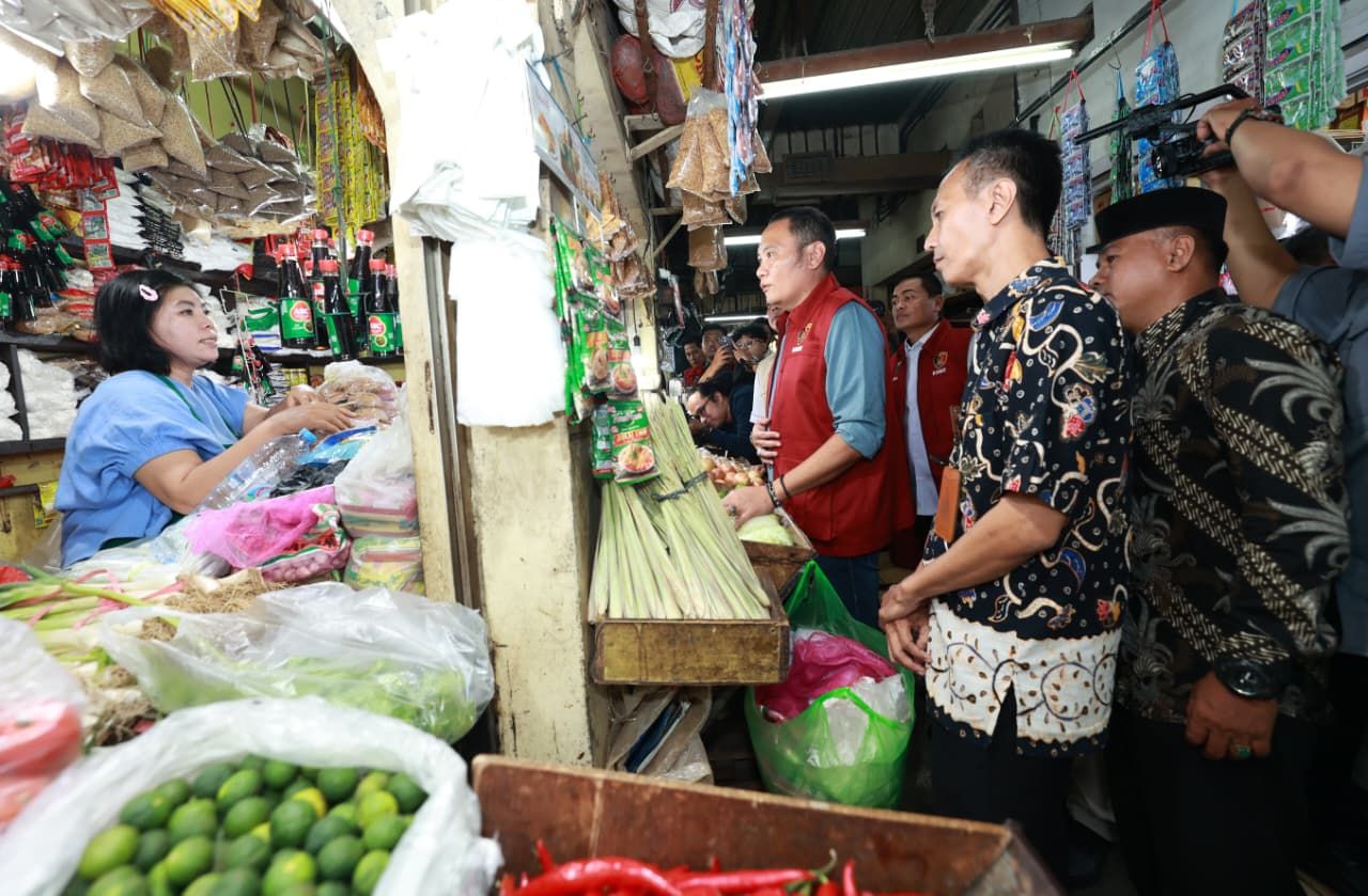 Wakil Direktur Ditreskrimsus Polda Jatim AKBP Lintar Mahardono (rompi merah) pimpin Satgas Pangan ke pasar tradisonal