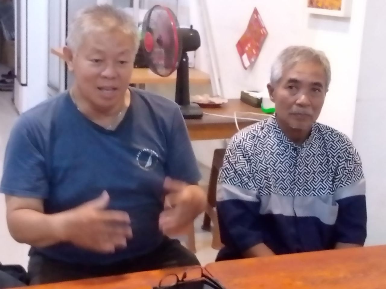 pelapor Paul Stephanus dan Yanto saat memberikan keterangan bantahan adanya perdamaian oleh pihak para terdakwa di samping PN Surabaya, Kamis  (26/9/2025).