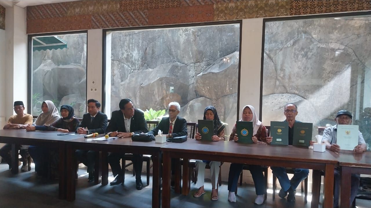Warga Ngajum Kecamatan Balesari Malang, menunjukkan surat SHM milik mereka.