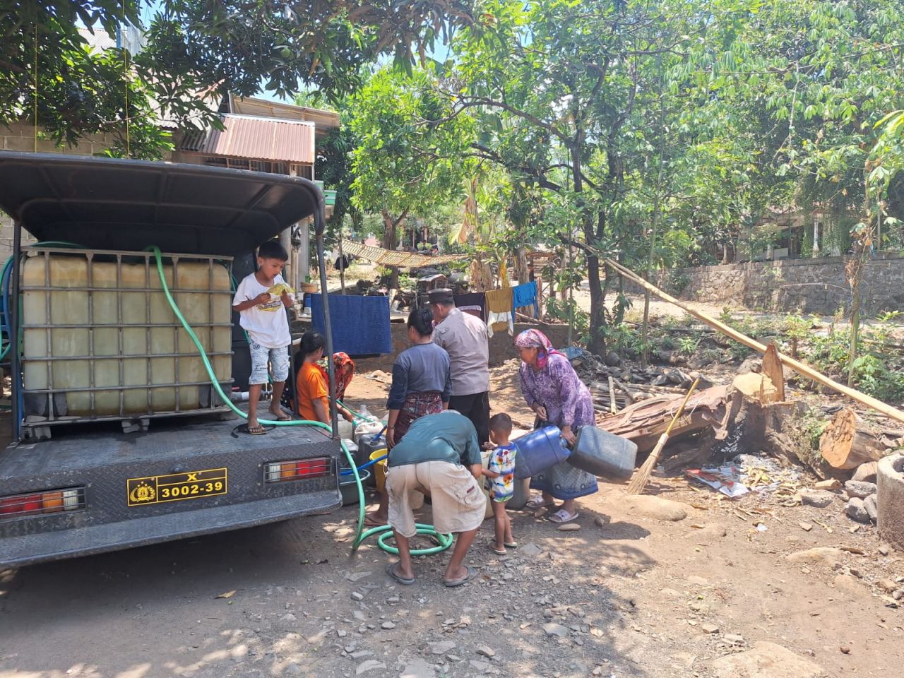Atasi Kekeringan Polisi Pasuruan Sulap Mobil Patroli jadi Armada Air Bersih