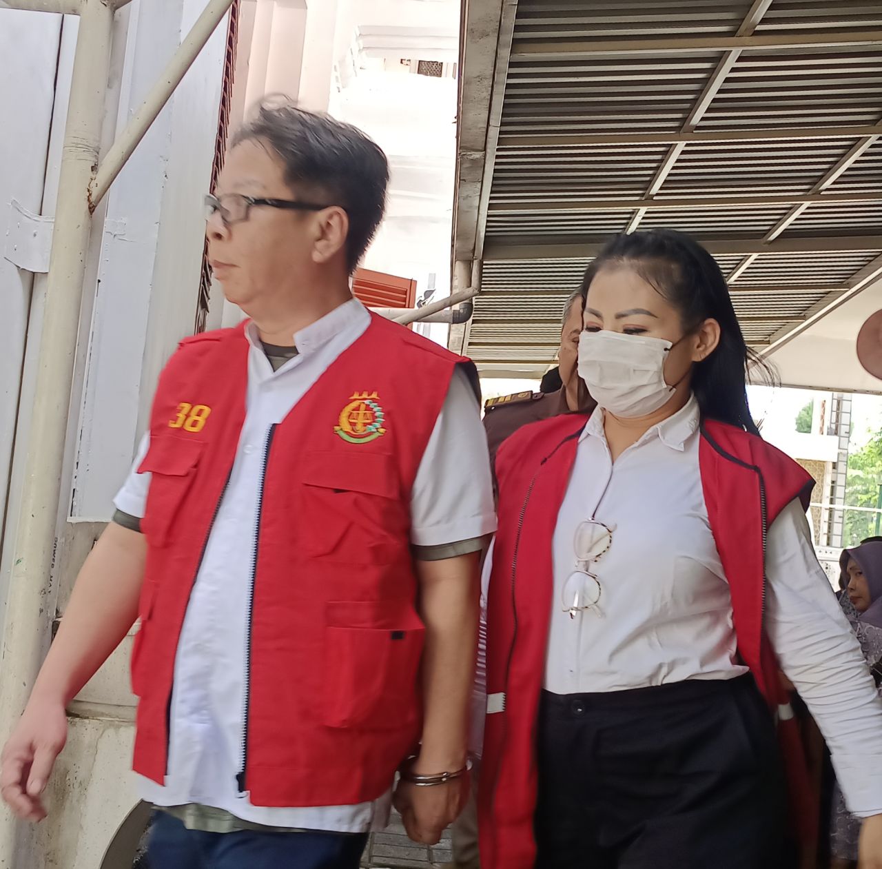 Terdakwa Jan Hwa Diana, dan suaminya, Handy Soenaryo