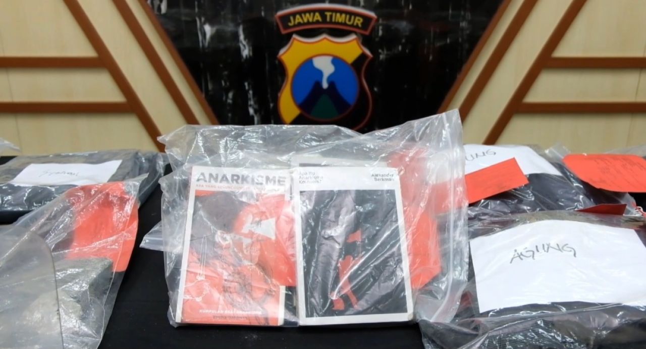 Barang bukti buku milik tersangka demo rusuh Agustus