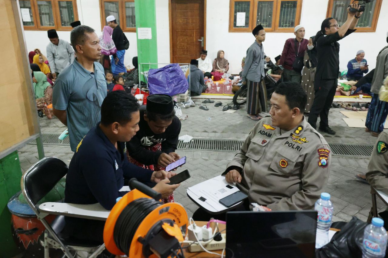 Keluarga santri melapor ke posko DVI di Ponpes Al Khoziny