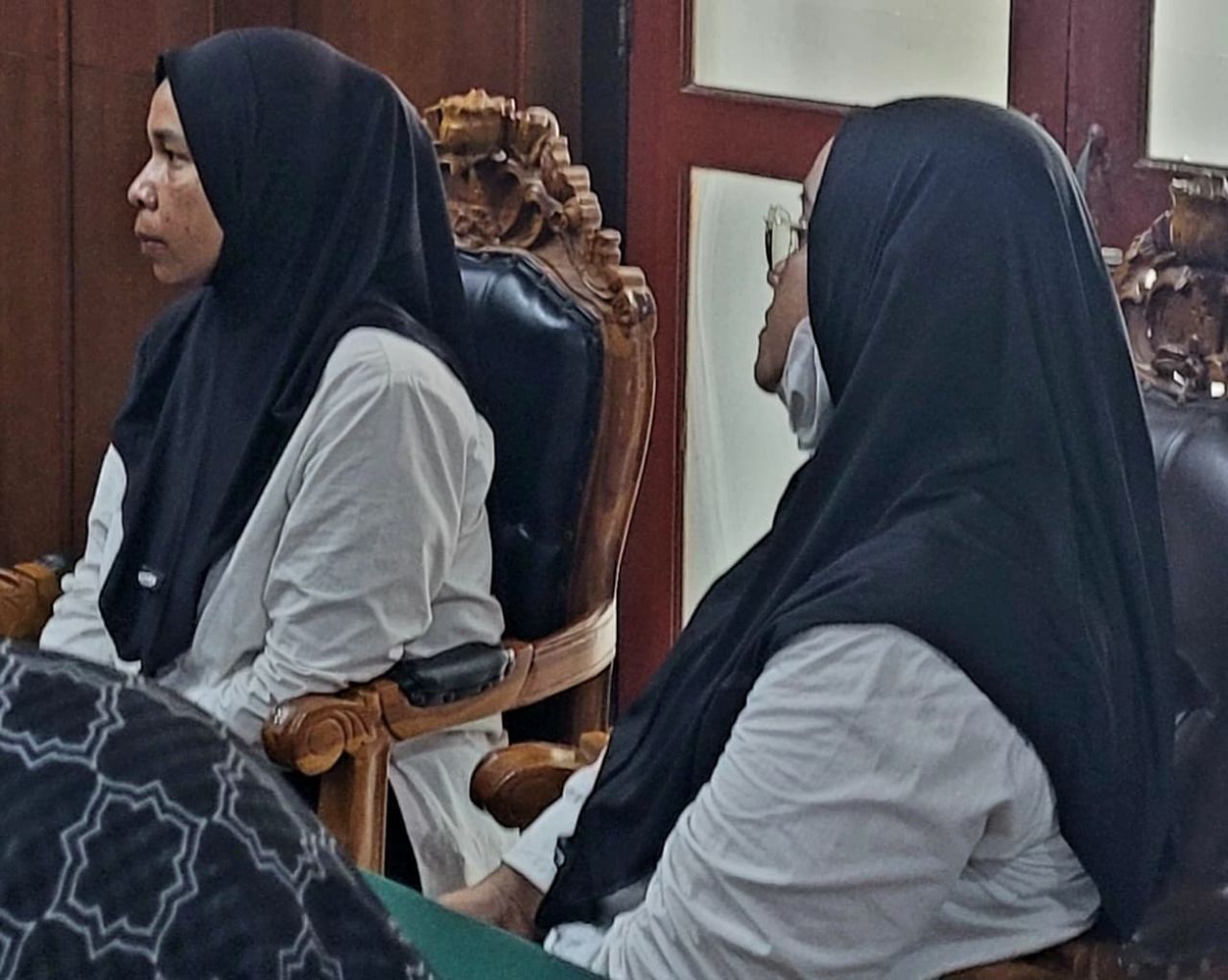 Terdakwa Nur Laila dan Robiyatun saat jalani sidang di PN Surabaya, Senin (20/10/2025).