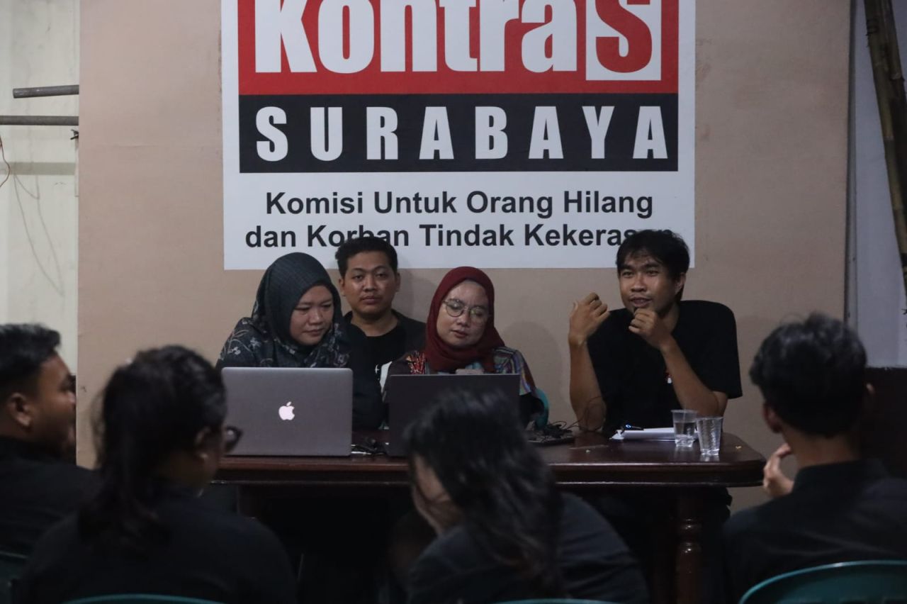 Jurnalis Beritajatim.com, Rama Indra Surya Permana (paling belakang), didampingi Komite Advokasi Jurnalis (KAJ) Jawa Timur saat menggelar konferensi pers di kantor Kontras Surabaya, Selasa, 28 Oktober 2025.