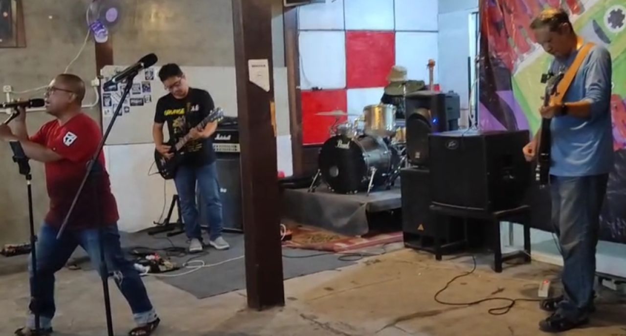 Penampilan Pluto Band di Grunge Boiler Room, Sabtu (25/10/2025).