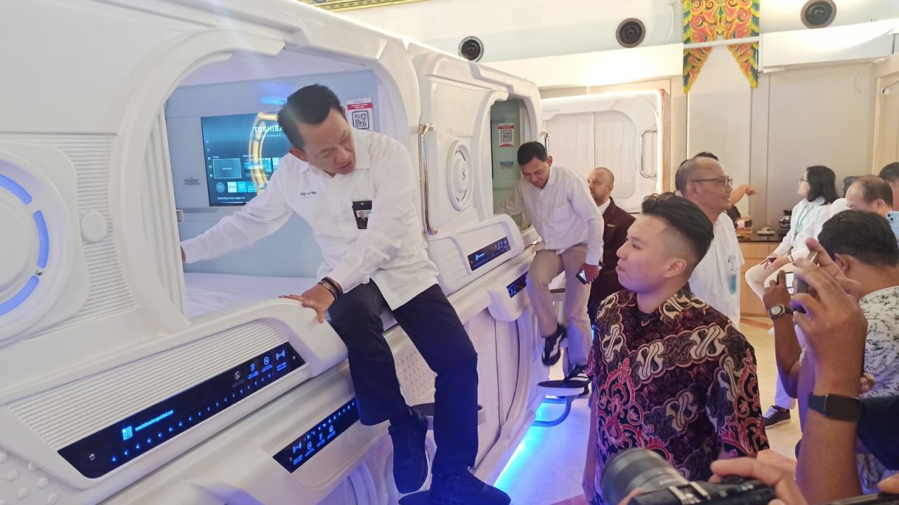 CEO Tab Hotel Bandara Internasional Juanda Timothy Jordan Tanimena bersama GM Bandara Juanda Muhammad Tohir, saat melihat fasilitas Tab Capsule