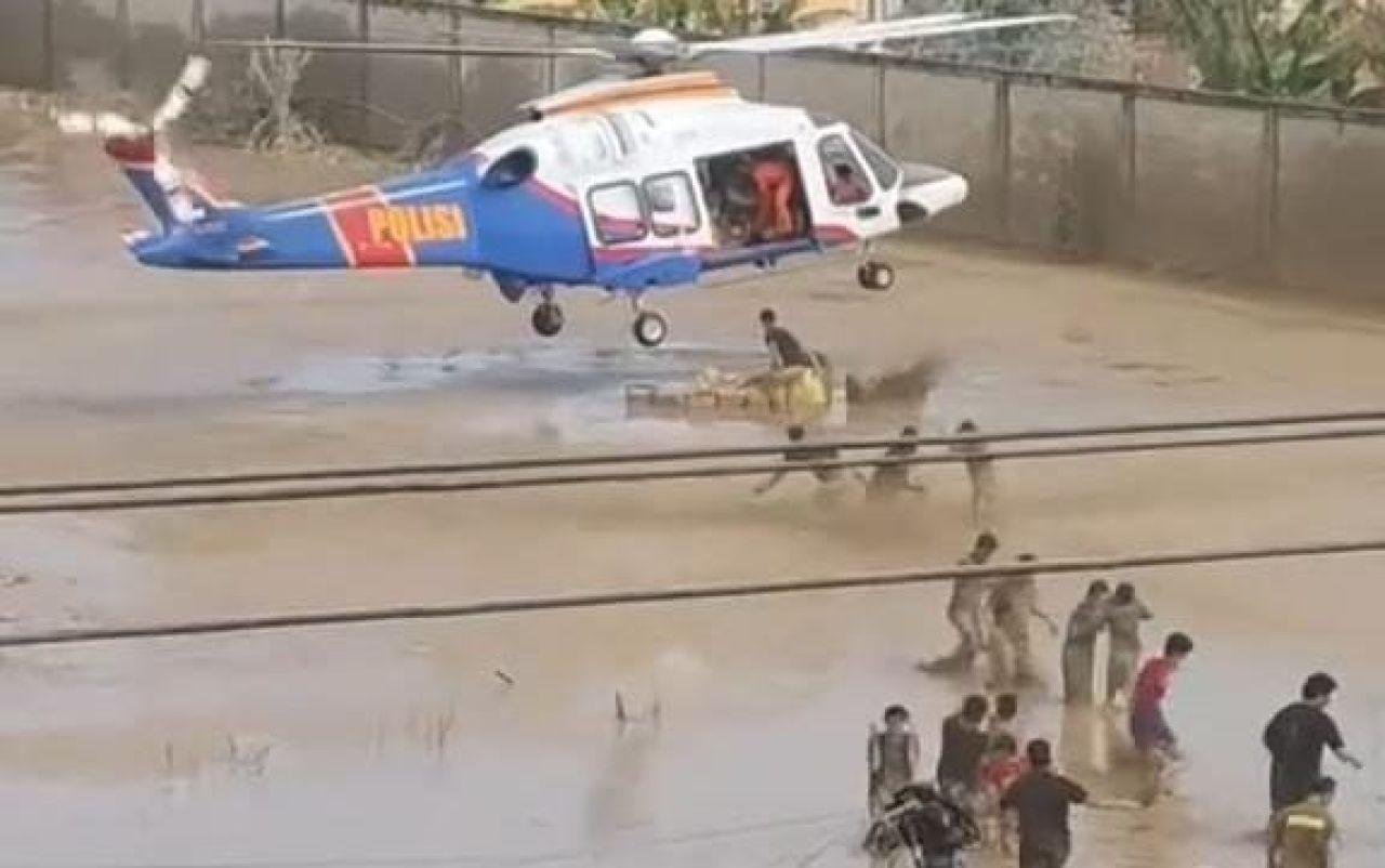 Helikopter Polri dropping bantuan logistik