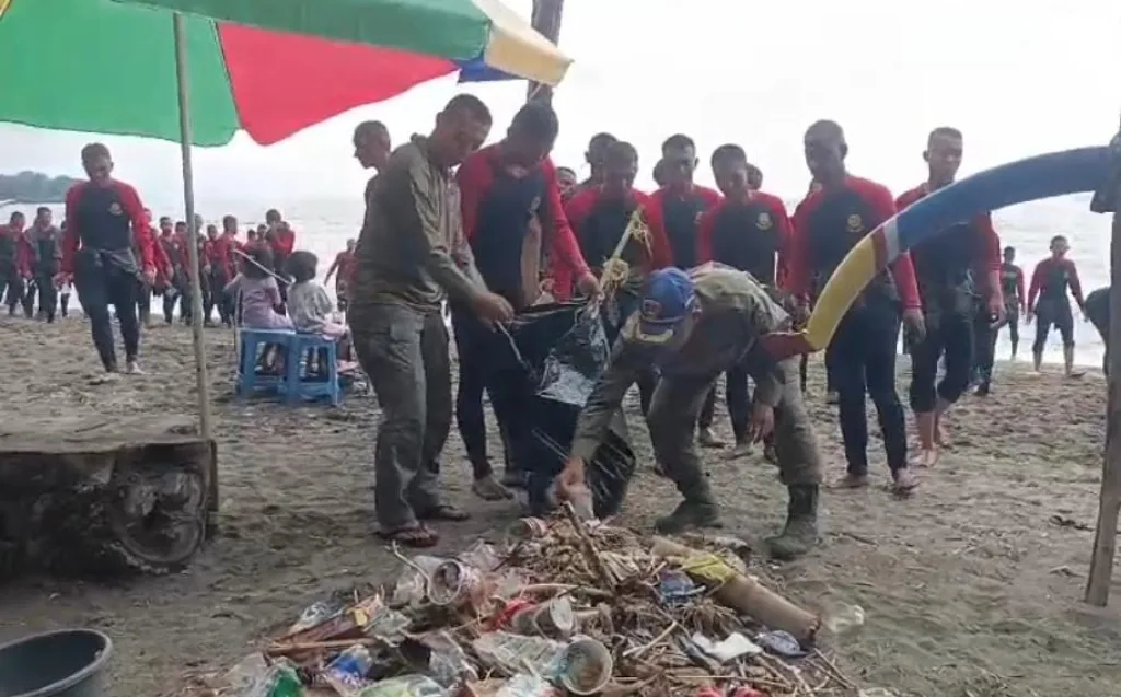 Pusdik Brimob Bersihkan Pantai Pasir Putih Situbondo, Tindak Lanjuti Arahan Presiden