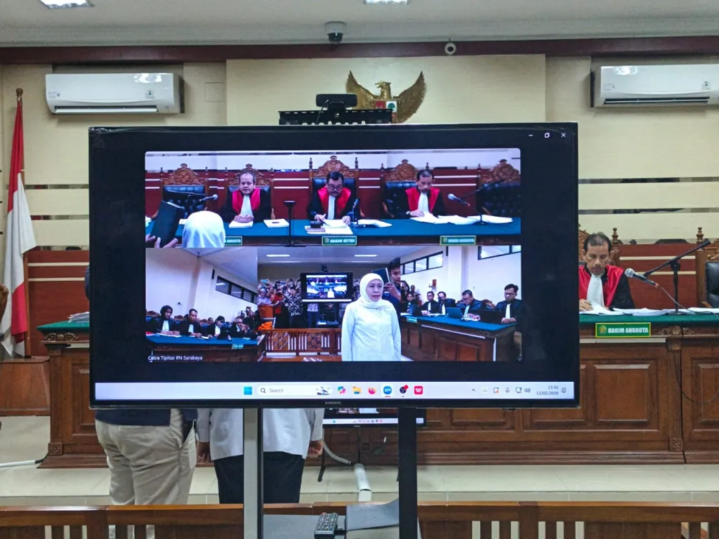 Hadiri Sidang Tipikor, Khofifah Minta Maaf dan Tegaskan Kooperatif